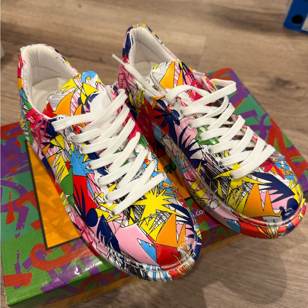 Swagg Splash Artistic Sneakers with Bold Design
